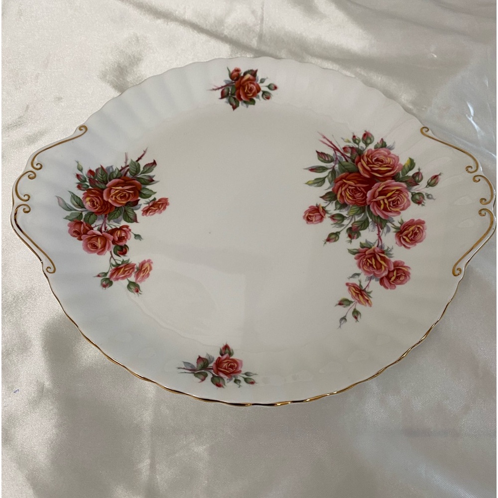 EUC VTG ROYAL ALBERT CENTENNIAL ROSE ROUND DOUBLE HANDLED BONE CHINA CAKE PLATE